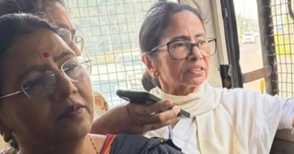 তৃণমূল কংগ্রেসের সভানেত্রী মমতা বন্দ্যোপাধ্যায় দিল্লিতে আটক 