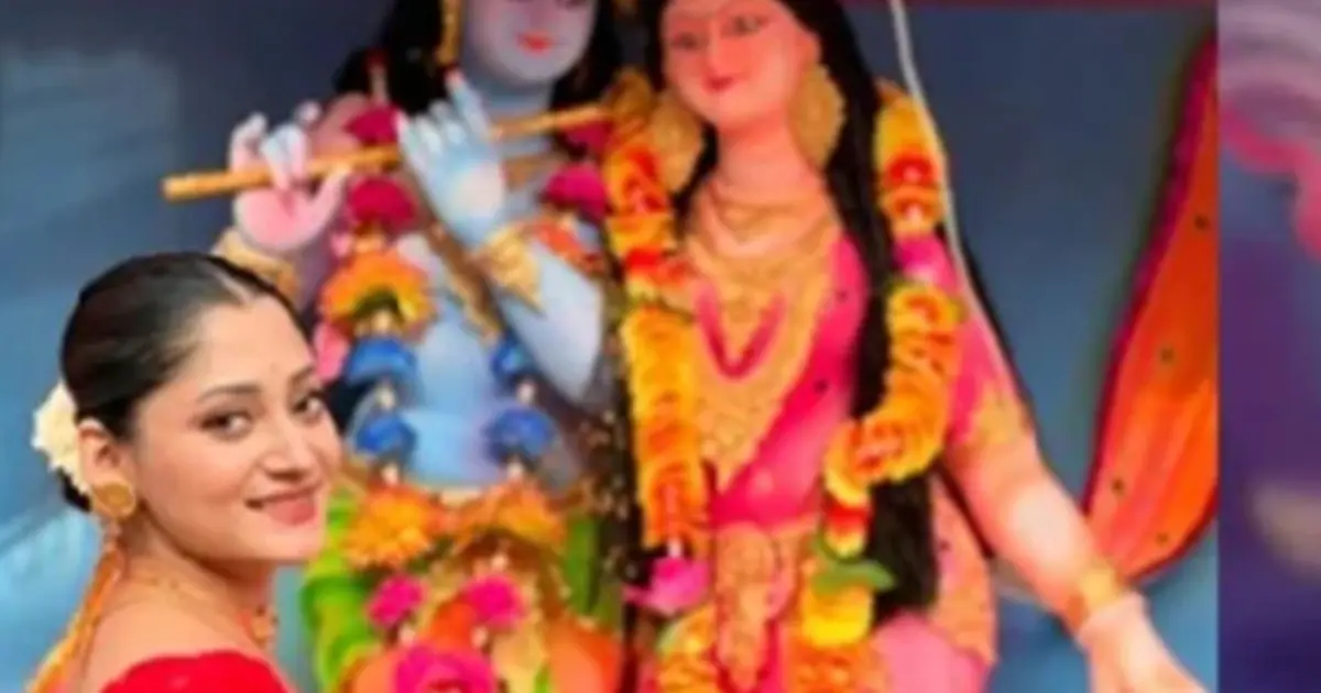 মহাষ্টমীতে লাল-সাদা শাড়িতে পূজামণ্ডপে মুগ্ধতা ছড়ালেন পূজা চেরী