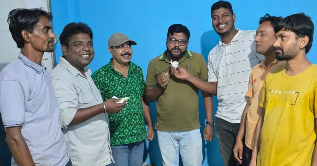আলমডাঙ্গার হাটবোয়ালিয়ায় সাংবাদিক মুর্শিদ কলিনের জন্মদিন উদ্‌যাপন