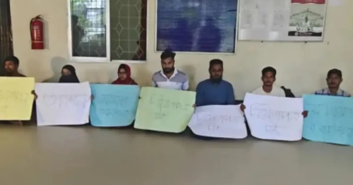 ময়মনসিংহে অনশনের পর মধ্যরাতে প্রাথমিক শিক্ষকের নিয়োগপত্র পেলেন ২০ জন