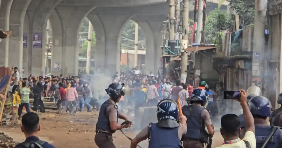 মজুরি বৃদ্ধিসহ নানা দাবিতে আশুলিয়ায় শ্রমিক অসন্তোষ, ১১ পোশাক কারখানায় ছুটি