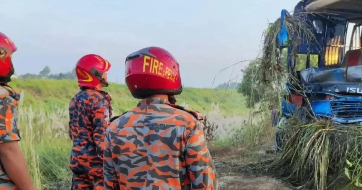 চুয়াডাঙ্গা থেকে ছেড়ে আসা বাস এক্সপ্রেসওয়ের মুন্সীগঞ্জে নিয়ন্ত্রণ হারিয়ে খাদে, নিহত ৩ ও আহত ১৬