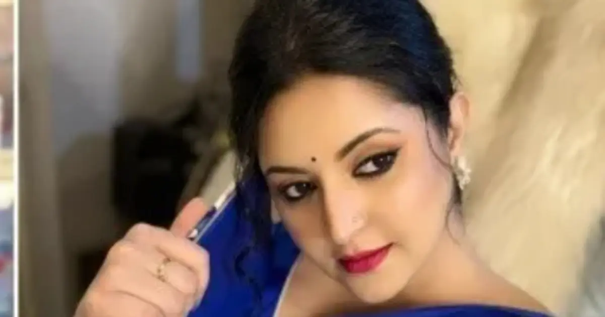 শরতের কাশবনে না যাওয়ার আক্ষেপ পরীমনির, সঙ্গী হুমায়ূন আহমেদের বই