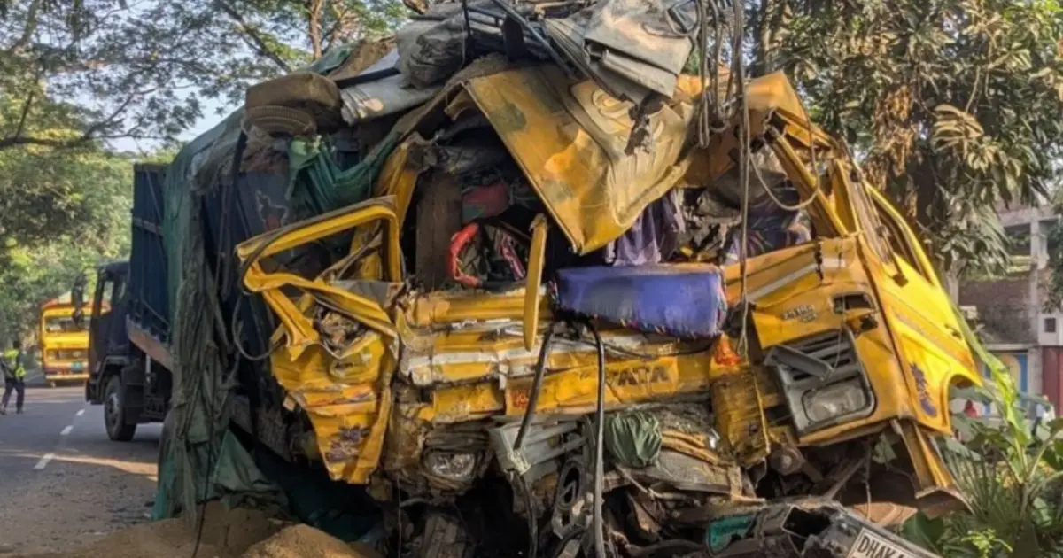 নাটোরে বাস-ট্রাক সংঘর্ষে নিহত ১৪ জনের ৫ জনই শরীয়তপুরের, শোকের ছায়া