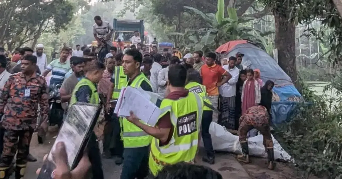 নাটোরে বাস ও ট্রাকের মুখোমুখি সংঘর্ষে ১০ জনের প্রাণহানি, আহত ২০