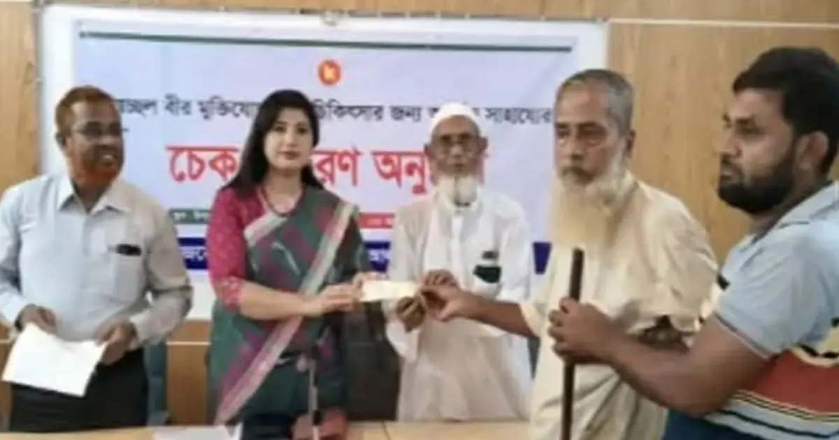 আলমডাঙ্গায় ৬ অসচ্ছল বীর মুক্তিযোদ্ধাকে চিকিৎসা সহায়তার চেক হস্তান্তর 