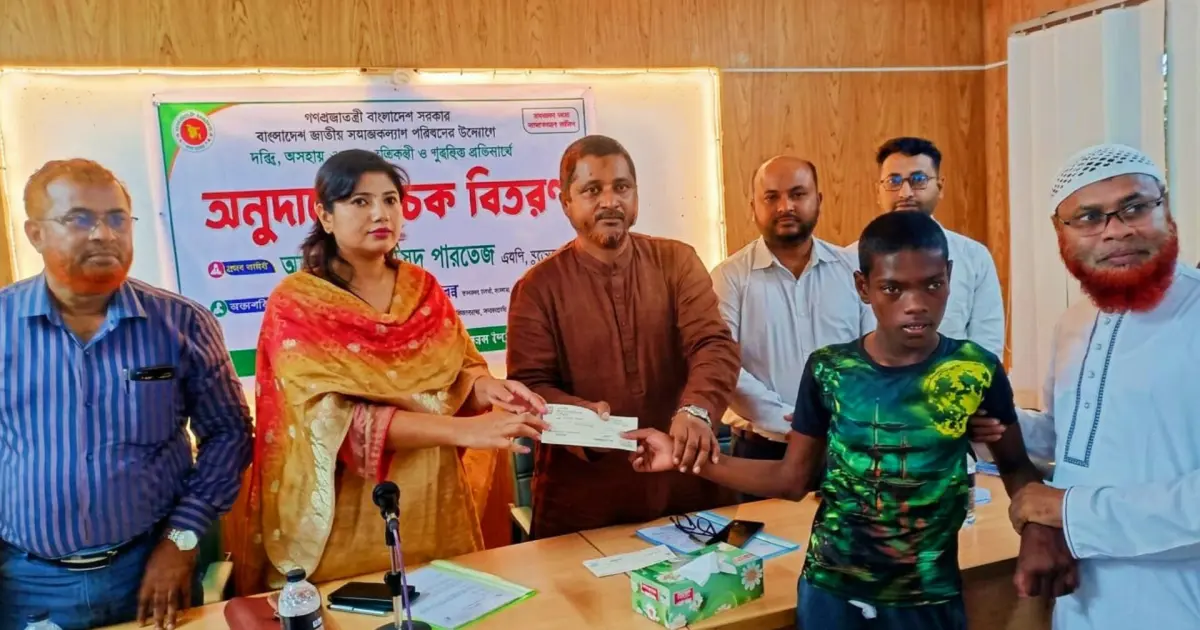আলমডাঙ্গায় অসচ্ছল ও দু;স্থদের মাঝে এক লাখ টাকার অনুদানের চেক বিতরণ