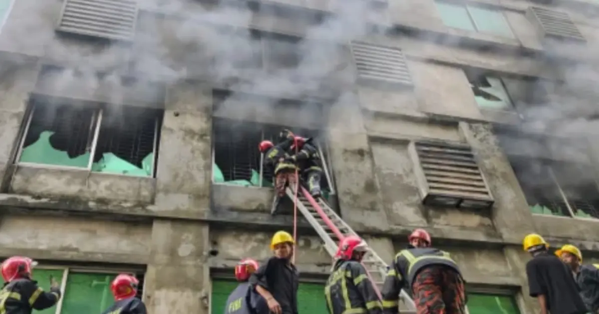 গাজীপুরে মেট্রিক্স সোয়েটার কারখানায় ভয়াবহ আগুন, ধোঁয়ায় অসুস্থ ৭০ শ্রমিক