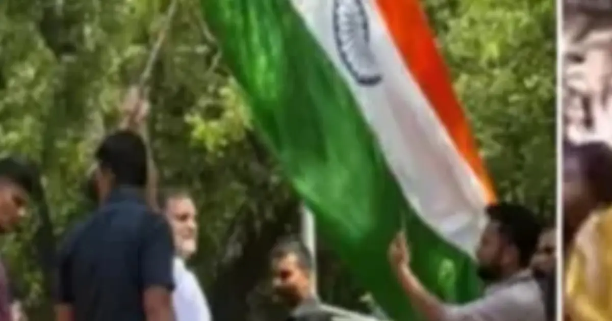 ভারতের সিইসির পদত্যাগের দাবিতে উত্তাল রাজপথ: ব্যারিকেড টপকে রাহুল গান্ধীর বিক্ষোভ