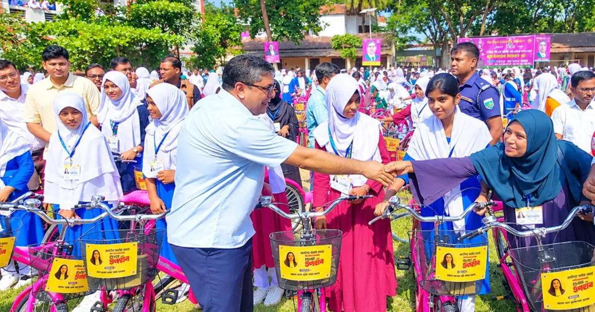 জাইমা রহমানের জন্মদিনে ৫৪৮ ছাত্রীকে বাইসাইকেল উপহার দিলেন প্রতিমন্ত্রী শাহে আলম