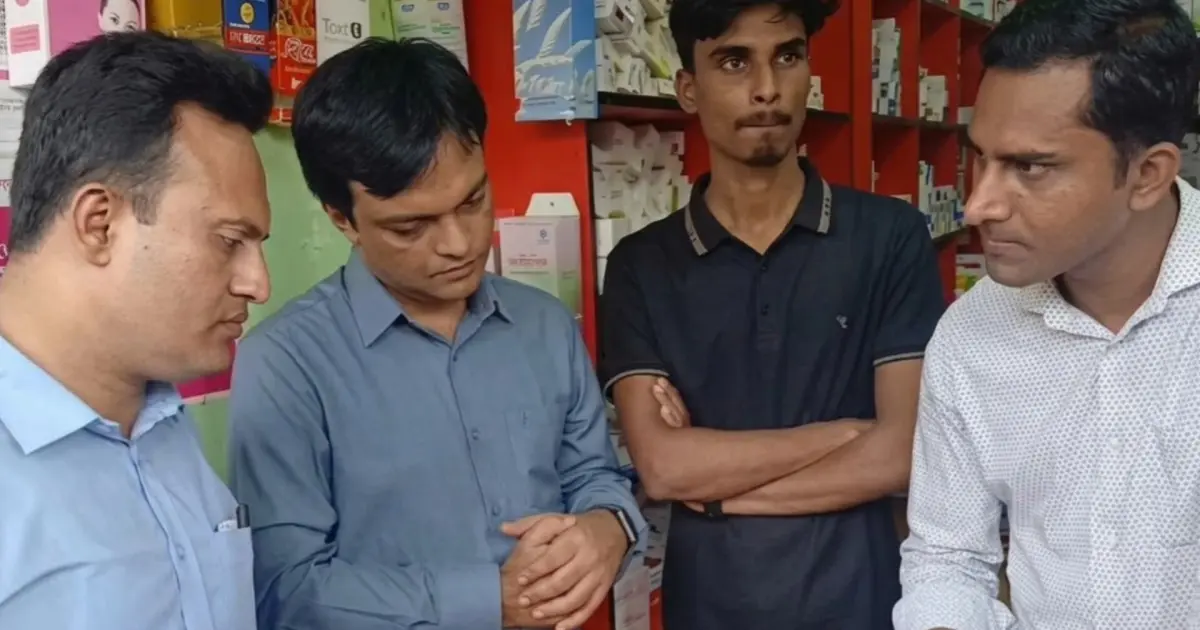 আলমডাঙ্গায় মেয়াদোত্তীর্ণ ও ফিজিশিয়ান স্যাম্পল ওষুধ রাখায় ফার্মেসি ও এসিআই প্রতিনিধিকে জরিমানা