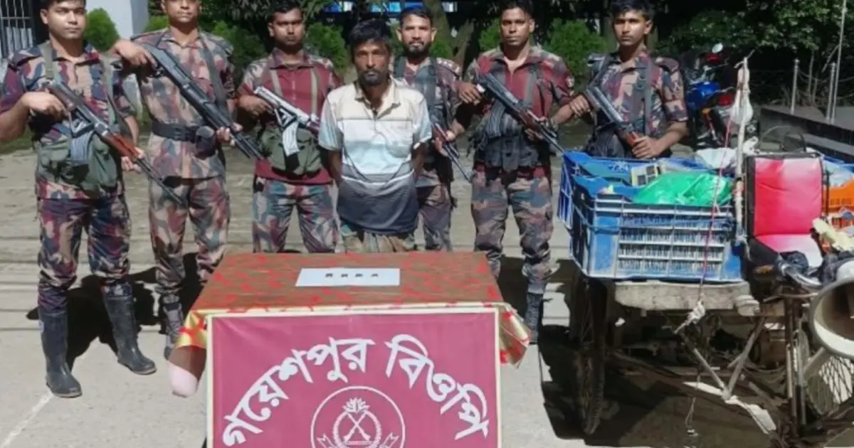 চুয়াডাঙ্গার জীবননগর সীমান্তে ৪টি স্বর্ণের বারসহ পাচারকারী আটক