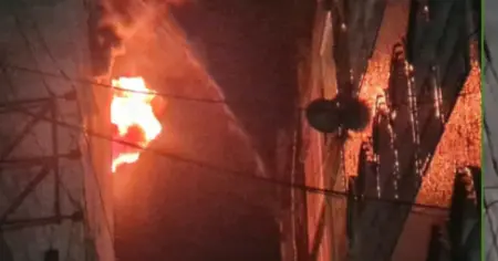 পুরান ঢাকার চকবাজারে মার্কেটের আগুন ছড়িয়ে পড়ল পাশের ভবনে, নিয়ন্ত্রণে ফায়ার সার্ভিসের ১০ ইউনিট