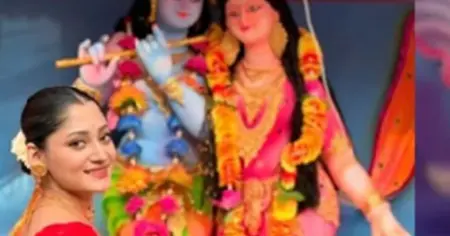 মহাষ্টমীতে লাল-সাদা শাড়িতে পূজামণ্ডপে মুগ্ধতা ছড়ালেন পূজা চেরী