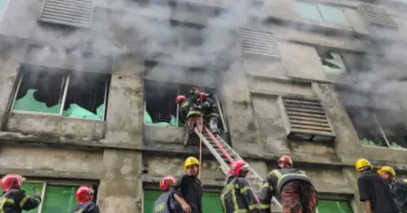 গাজীপুরে মেট্রিক্স সোয়েটার কারখানায় ভয়াবহ আগুন, ধোঁয়ায় অসুস্থ ৭০ শ্রমিক