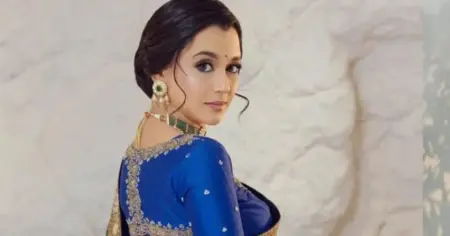 গাঢ় সবুজ শাড়ি ও রয়্যাল ব্লু ব্লাউজে নান্দনিক লুকে সাবিলা নূর