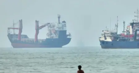 হরমুজ প্রণালিতে দরকষাকষির ক্ষমতা হারাচ্ছে ইরান: বৈশ্বিক বিকল্পে ভেস্তে যাচ্ছে তেহরানের হিসাব