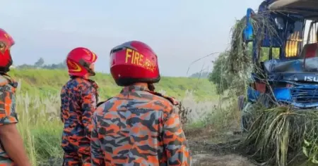 চুয়াডাঙ্গা থেকে ছেড়ে আসা বাস এক্সপ্রেসওয়ের মুন্সীগঞ্জে নিয়ন্ত্রণ হারিয়ে খাদে, নিহত ৩ ও আহত ১৬