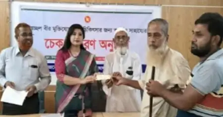আলমডাঙ্গায় ৬ অসচ্ছল বীর মুক্তিযোদ্ধাকে চিকিৎসা সহায়তার চেক হস্তান্তর 