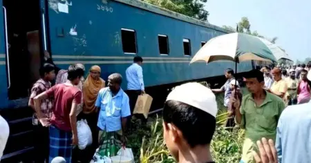 কুমিল্লায় কর্ণফুলী ট্রেনের বগি লাইনচ্যুত, চট্টগ্রাম-ঢাকা রুটে ডাউন লাইনে ট্রেন বন্ধ