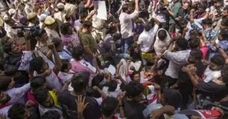 সিইসির পদত্যাগের দাবিতে দিল্লিতে উত্তাপ: যন্তর মন্তরে বিক্ষোভের ডাক, ট্রেন বাতিল