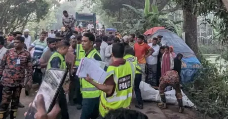 নাটোরে বাস ও ট্রাকের মুখোমুখি সংঘর্ষে ১০ জনের প্রাণহানি, আহত ২০