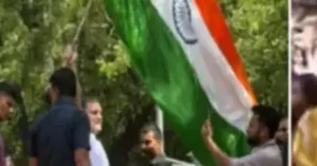 ভারতের সিইসির পদত্যাগের দাবিতে উত্তাল রাজপথ: ব্যারিকেড টপকে রাহুল গান্ধীর বিক্ষোভ